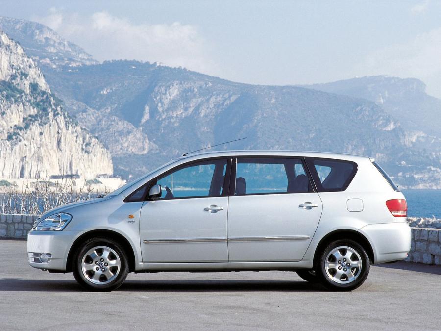  Toyota Avensis Verso 2001 года  (фото 9 из 18)